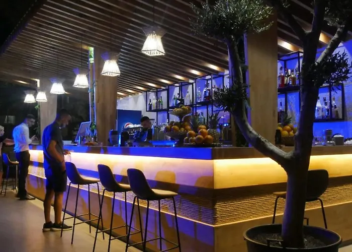 Fafa Premium & Ξενοδοχείο Golem (Tirana)